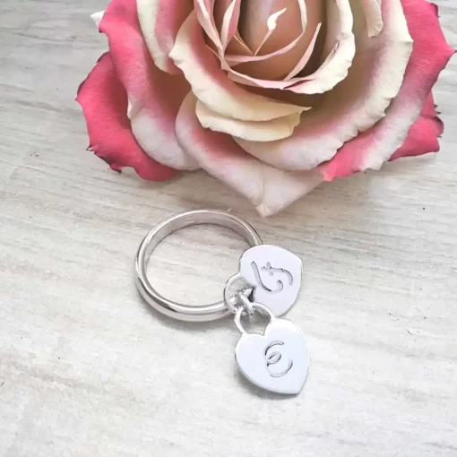 anello con cuori pendenti